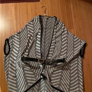 GUESS.   M/L Poncho Sweater  Black/White